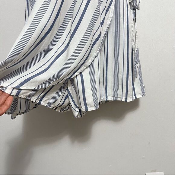 SALE!! Hollister Striped Wrap Front Cap Sleeve Romper NWT Size Large - Picture 4 of 7